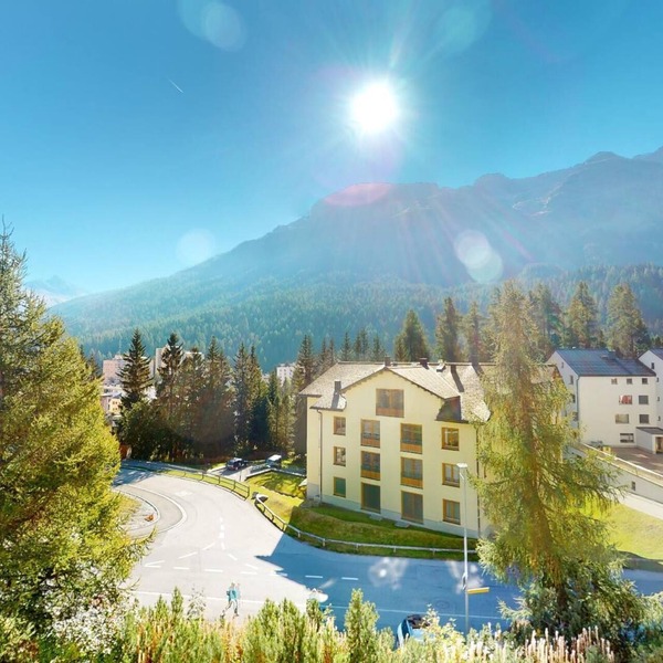 Very well located apartment house in the favorite and quiet Salet area.