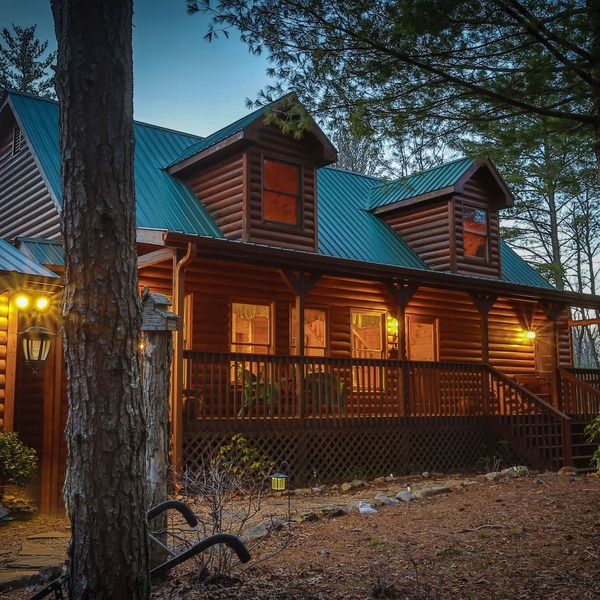 VeryPrivate!5Bed Spacious Lodge❤Reconnect,Hot Tub, FirePit,GameRoom,Pet Friendly