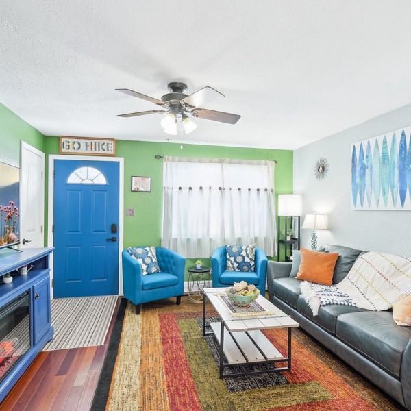 Vibrant Pet and Family friendly fully fenced yard great location