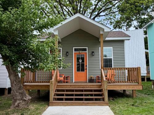 Vibrant Tiny Home Retreat on Creek & Fire Pit