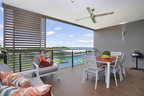 Vibrant Waterfront Lagoon Views walk to Cafes & BBQ