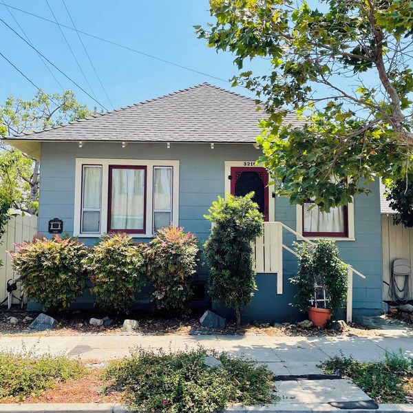 Victorian Bungalow: 2 bd + parking + private garden