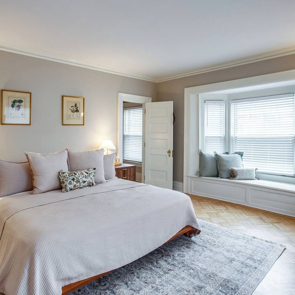 Victorian Elegance: 2 Bedroom w/King Beds off Park Ave