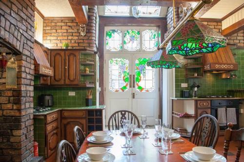 Victorian Elegance at Kingscliffe, Sleeps 16