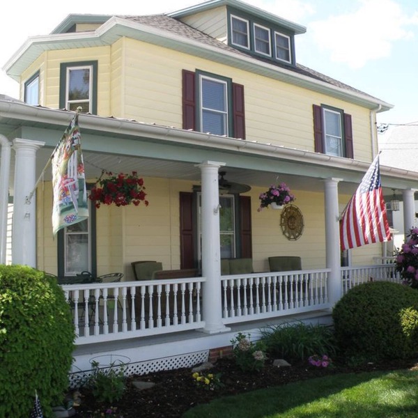 Victorian on Main Street, Rock Hall MD. Walk to everything! Sleeps 2-4
