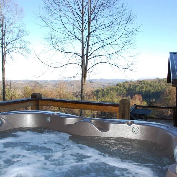 'View & Far Between' Cozy Mountain Home w/hot tub