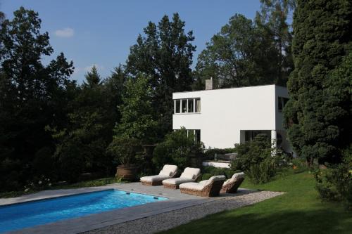Villa Čisovice - Functionalist Retreat near Prague