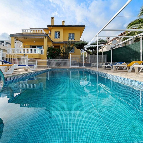 VILLA 200 MTS FROM THE SANDY BEACH + 5 BEDROOMS (WITH AIR C.) + PRIVATE POOL