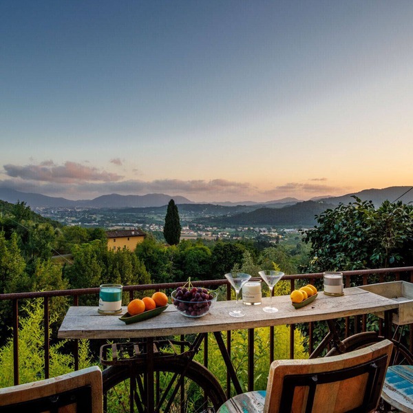 Villa Alice, panoramic stone farmhouse to sleep 10 with pool in Lucca