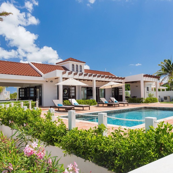 Villa Bramasole located right on the water has 3BDR close to restaurants & shops