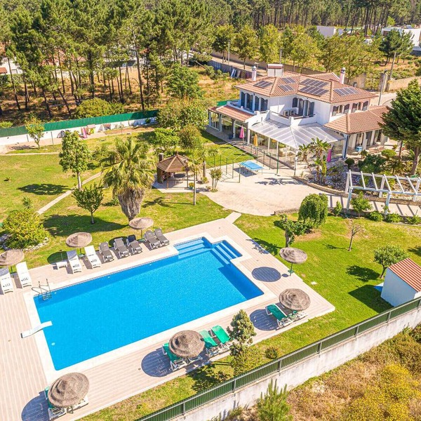 Villa Buganvilia - Group holiday home near Lisbon with big pool, spacious garden and air conditioning