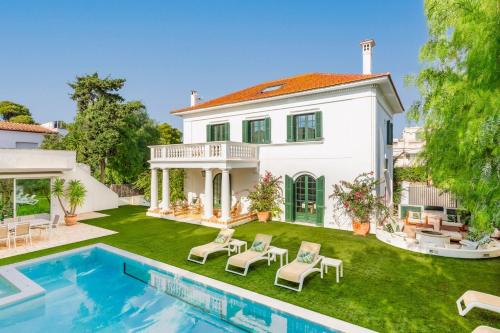 Villa De Los Leones in heart of Sitges by beach and town with AC & games