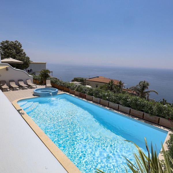 Villa Elena is a prestigious villa with a pool and suggestive sea view.