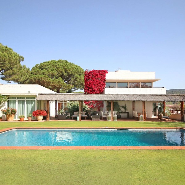 Villa Torre Blanca, at the Golf Club, 5' from the beach and 35' from Barcelona