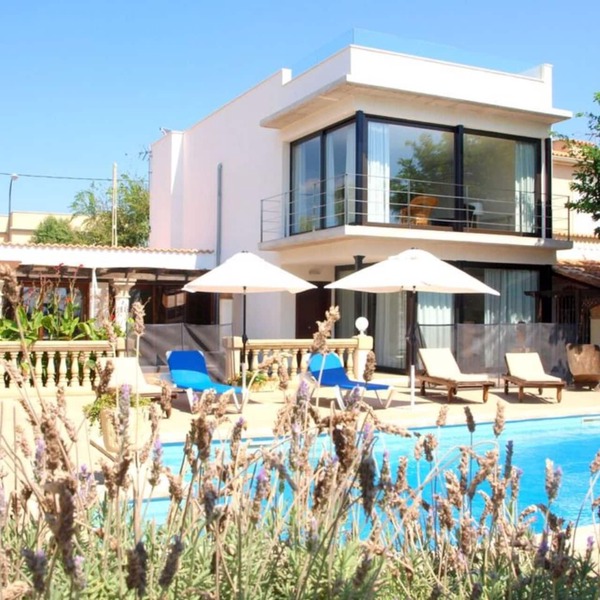 VILLA FACING THE BEACH WITH SWIMMING POOL AND LARGE GARDEN IDEAL FAMILIES