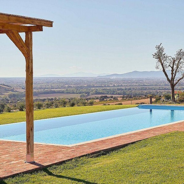 Villa Flores: An elegant and welcoming two-story villa located on top of a small hill, with Free WI-FI.