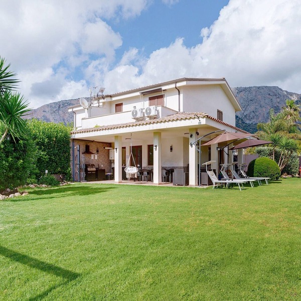 Villa Hope just steps from the sea