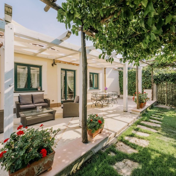 Villa in historic center with large garden, parking, air conditioning and WiFi