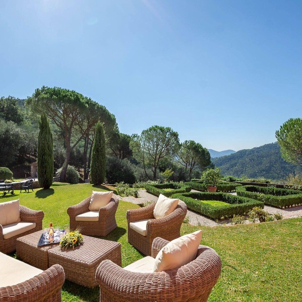 Villa in Querce with 4 bedrooms sleeps 8