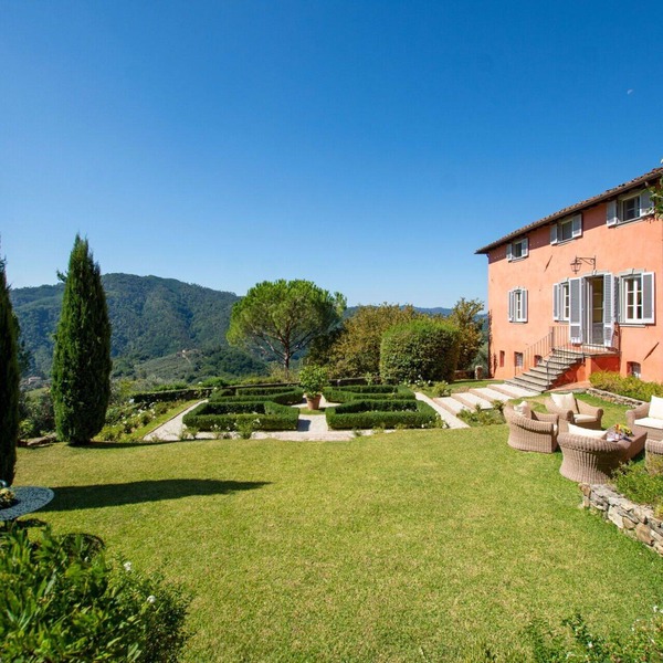 Villa in Querce with 7 bedrooms sleeps 13