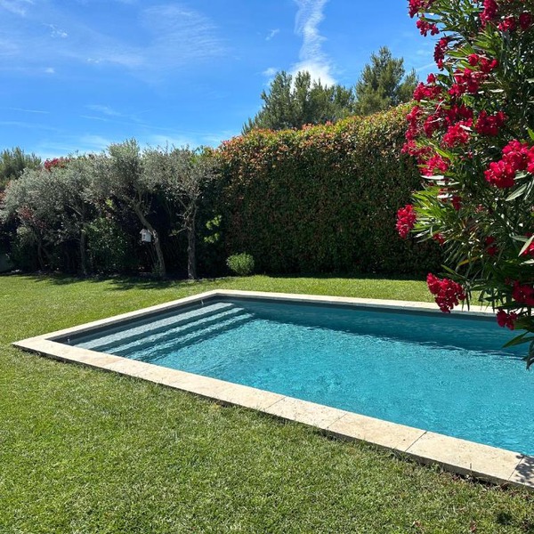 Villa in the countryside of Aix-en-Provence with swimming pool, bowling alley, air conditioning...