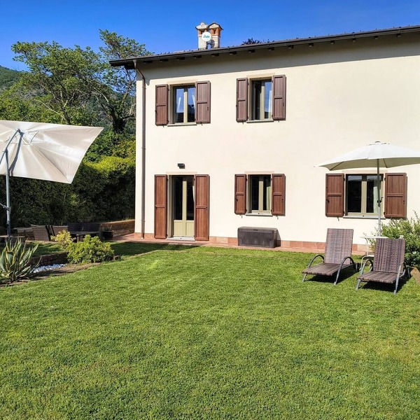 Villa La Bolvedrina: private garden with BBQ, 100 meters from the Lake.