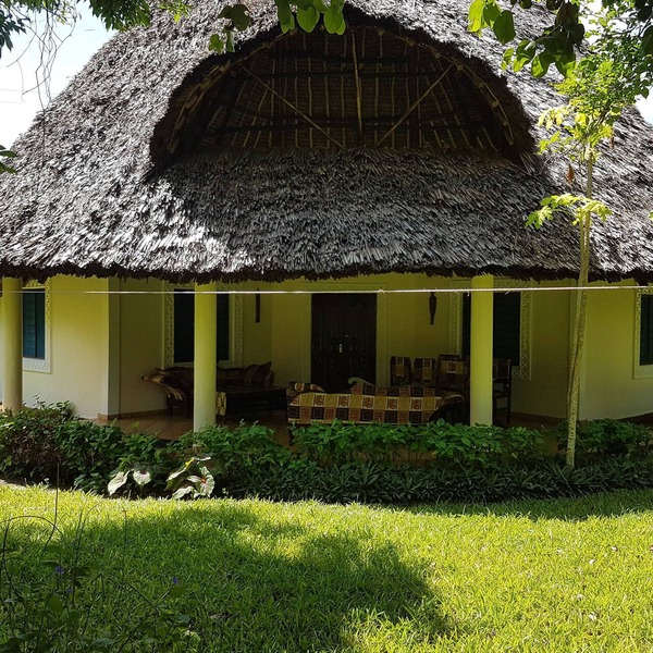 Villa LeoMar: Exclusive vacation home with pool & garden, 350 m from the beach