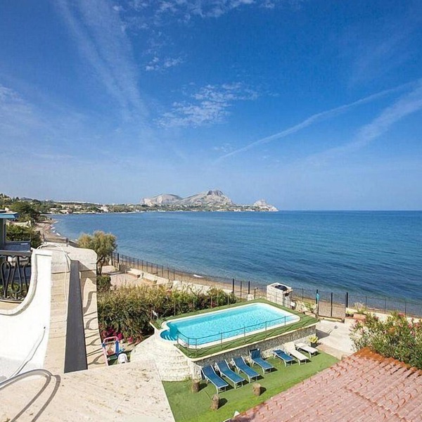 Villa Maristella: A spacious two-story villa located right on the beach, with Free WI-FI.