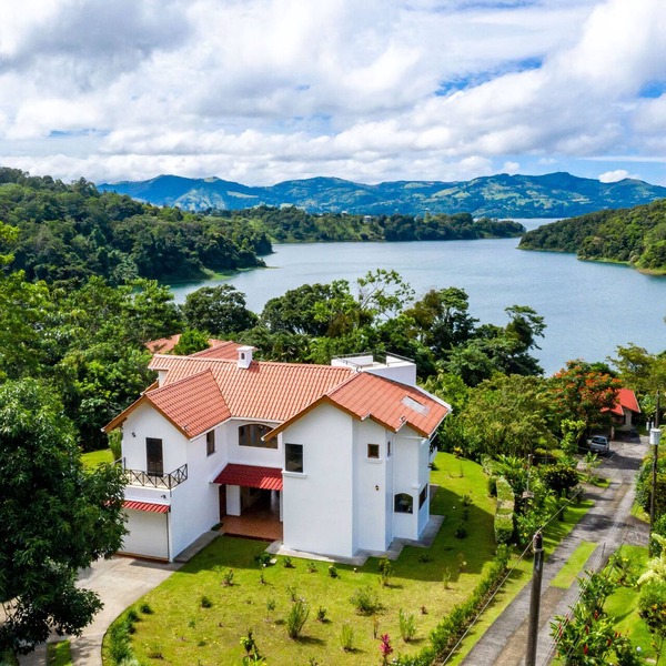 Villa on Lake Arenal - Adventure + Relaxation - Quiet Gated Community