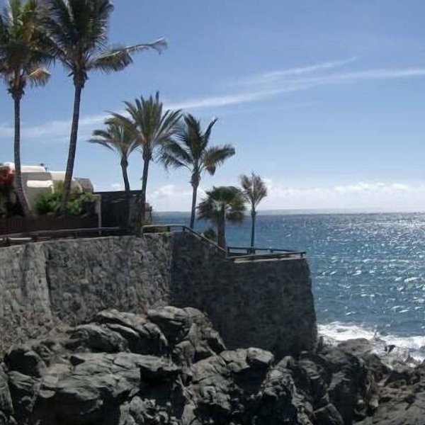 Villa on ledge, 180 degree panoramic views, 1 minute from 2 beaches
