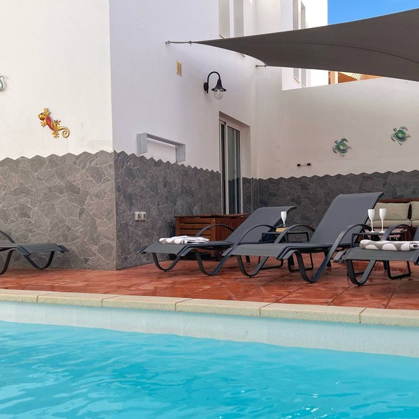 'Villa Pacifica' with heated pool, terrace, lounge area & Wi-Fi