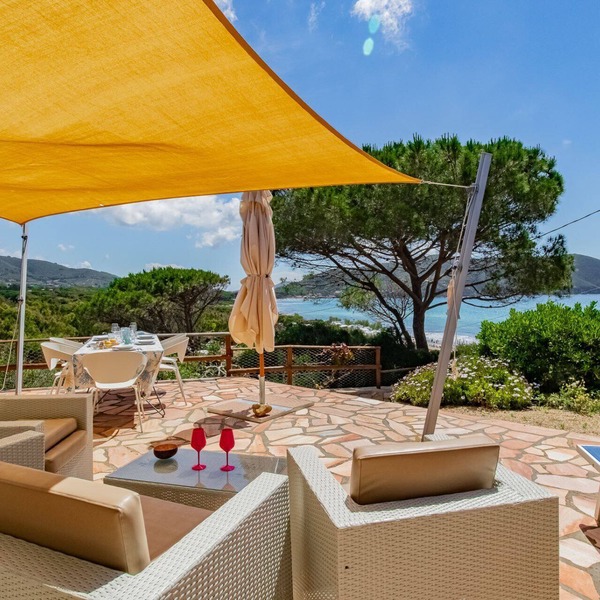 Villa Scirocco Est is located 50 meters from the beach in Lacona.