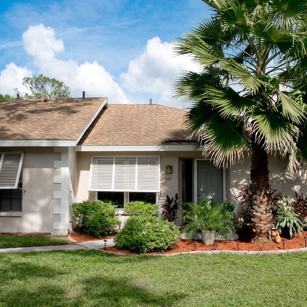VILLA SIESTA-DOWNTOWN SECRET - HEATED POOL! NEAR BEACHES- GOLFING
