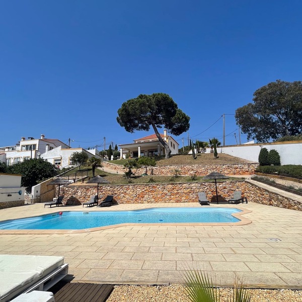 Villa "SOL" With private Pool Set In Landscaped Gardens near Costa da Caparica