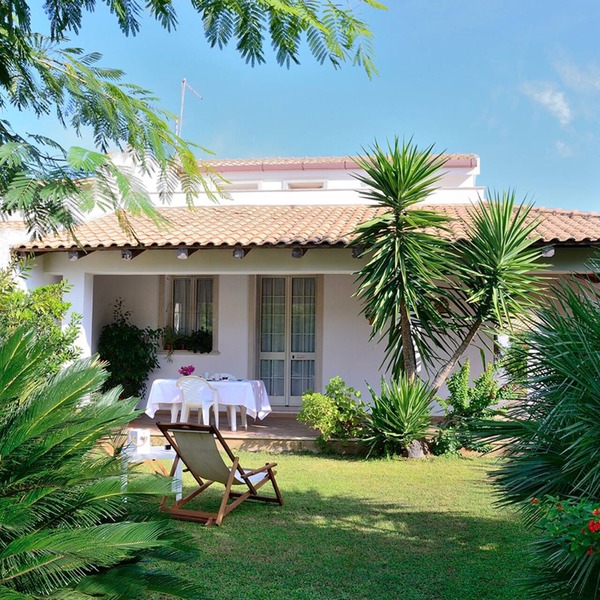 VILLA SOLE WITH DIRECT ACCESS TO THE FINISH SAND BEACH AND THE SEA