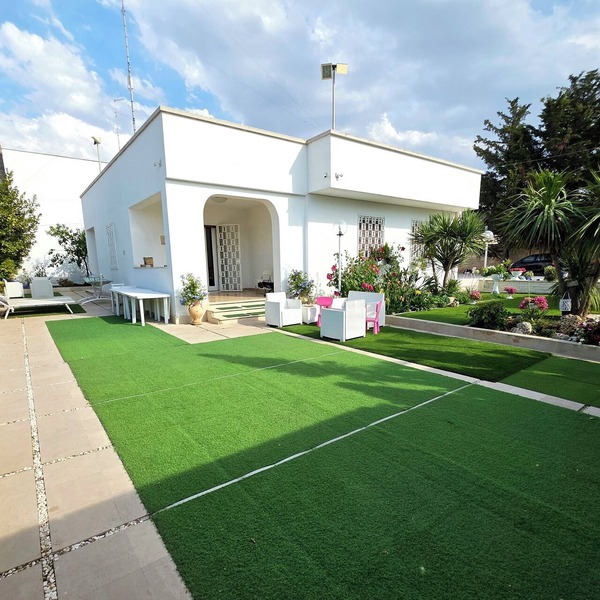 Villa spacious and light those seeking relaxation just a few kilometers from the center of Bari