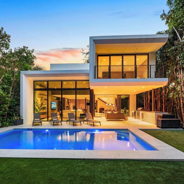 Villa Strata: Modern 5 BED +POOL, minutes from The Grove, Brickell & Downtown