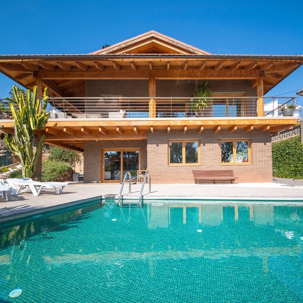 Villa Torrelles: Pool and views 20min to Barcelona