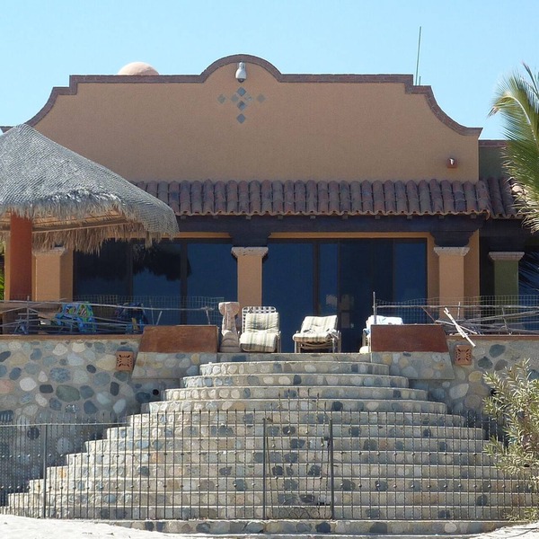 Villa Tranquilo, White sand Beach front, new infinity pool; walk to everything!
