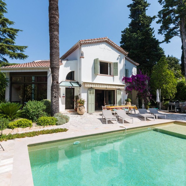 "VILLA TSAVORITE - CANNES CALIFORNIE" : large swimming pool, 4 bedrooms & 210 m2.