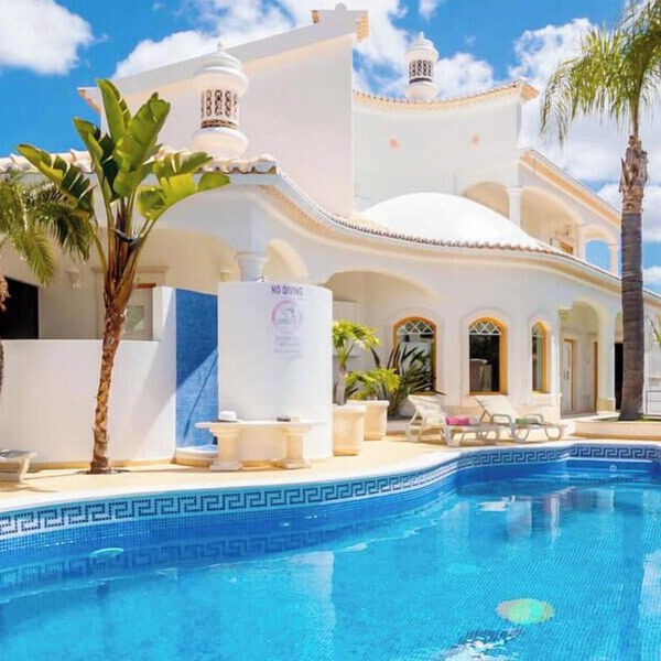 Villa w/heatable pool & BBQ, Albufeira