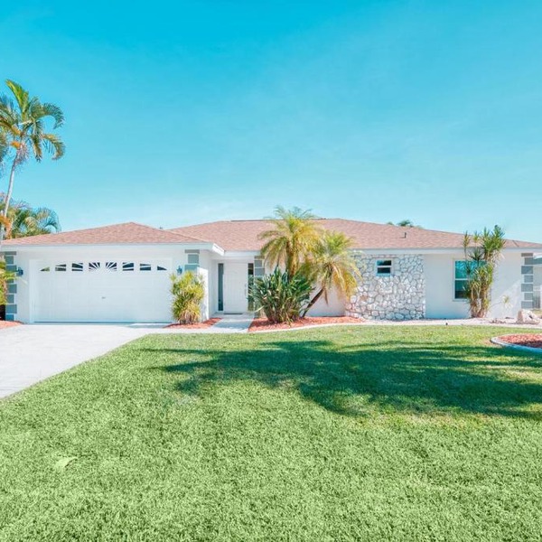 Villa White Shell - beautiful 4 bedroom holiday villa with great boat access