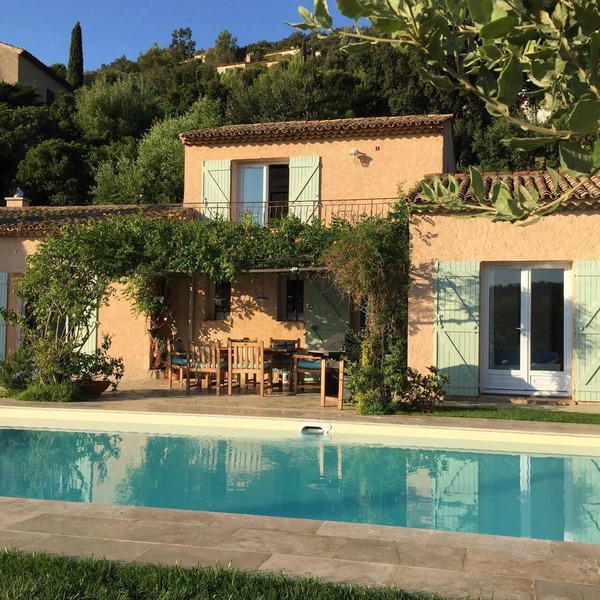 Villa with beautiful sea-view and pool for 6 people