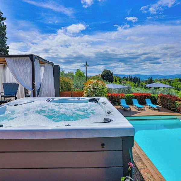 Villa with infinity pool in Tuscany