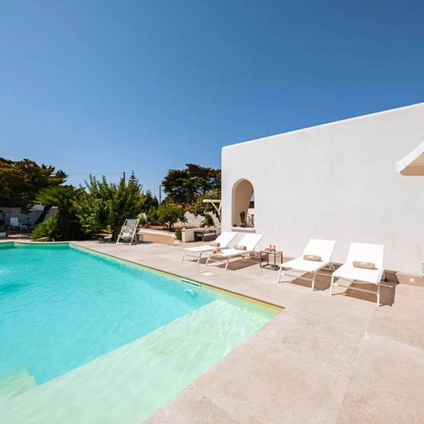 Villa with pool 100 meters from the beach