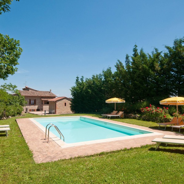 Villa with pool, 4 rooms en suite, WiFi A/C, walking distance from San Gimignano