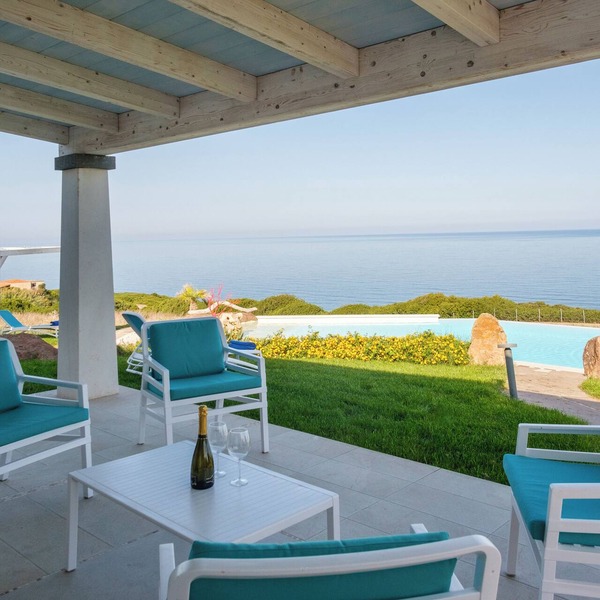 [ Villa with pool and jacuzzi by the sea ]