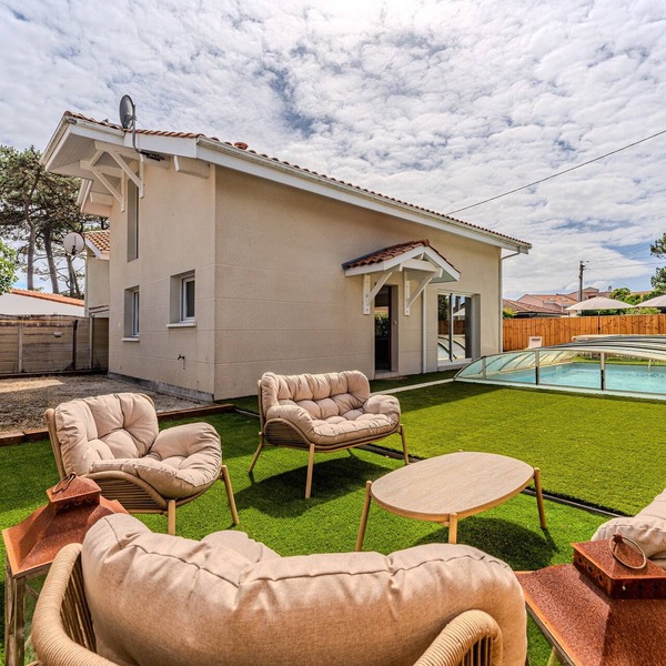 Villa with Pool in Biscarrosse, 500m from the Beach