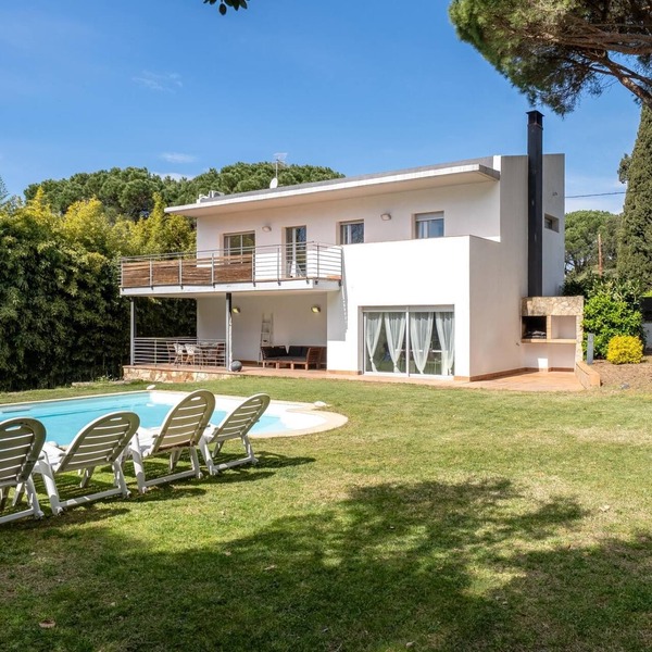 Villa with private pool and barbecue 15min beach
