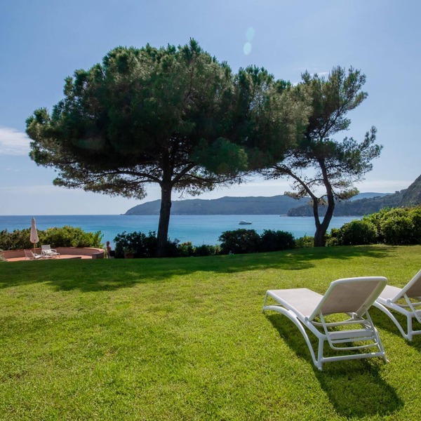 Villa with private access to the sea
